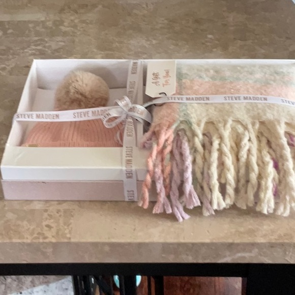 STEVE MADDEN Bobble Hat & Scarf Set Super Soft - Picture 4 of 4